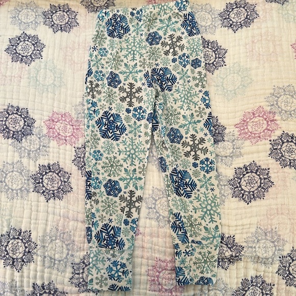 ❄️ snowflake ❄️ bamboo 2 piece pjs in size 4t. Great condition! - Picture 9 of 9